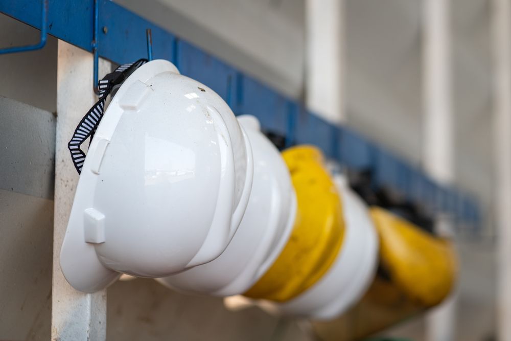 warehouse protective helmets to help prevent workplace injuries
